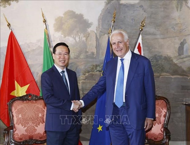 Le Président Vo Van Thuong (à gauche) et le président de Toscane, Eugenio Giani. Photo : VNA. 