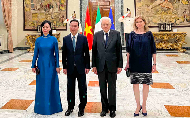 Le Président Vo Van Thuong (2e à gauche) et son épouse prennent une photo avec son homologue italien, Sergio Mattarella, et sa fille. Photo : journal Tiên phong.