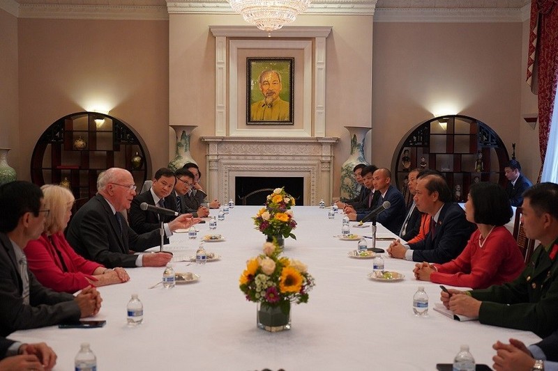 L’ambassadeur du Vietnam aux États-Unis, Nguyen Quoc Dung, reçoit le sénateur américain Patrick Leahy lors de sa visite à l’ambassade du Vietnam aux États-Unis. Photo : Ambassade du Vietnam aux États-Unis