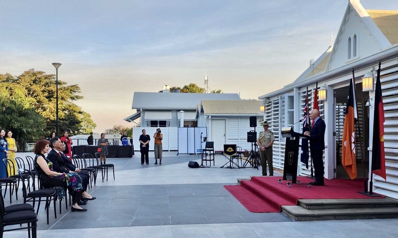 Le gouverneur du Territoire du Nord ,Hugh Heggie, prend la parole lors de la cérémonie pour célébrer le 50e anniversaire de l'établissement des relations diplomatiques entre le Vietnam et l'Australie. Photo: baoquocte