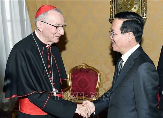 Le Président de l'État vietnamien, Vo Van Thuong (à droite) et le Secrétaire d'État du Vatican, le cardinal Pietro Parolin. Photo : VNA.