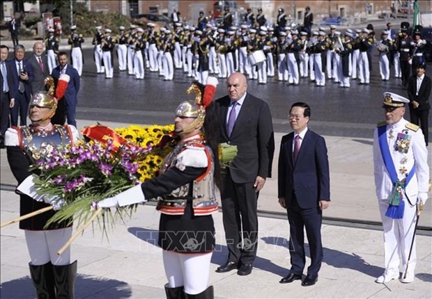 Le Président Vo Van Thuong dépose des fleurs à l’Autel de la Patrie à Rome. Photo : VNA.