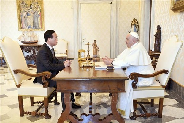 Le Président Vo Van Thuong (à gauche) et le Pape François. Photo : VNA.
