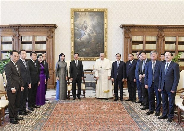 Le Président vietnamien, Vo Van Thuong, et sa suite se sont rendus au Vatican pour rencontrer le pape François. Photo : VNA.