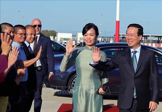 Le Président vietnamien, Vo Van Thuong, et son épouse à l'aéroport international de Fiumicino, en Italie, avant leur retour au Vietnam. Photo : VNA.