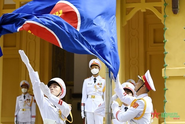 Cérémonie de lever du drapeau pour célébrer le 55e anniversaire de la fondation de l'ASEAN. Photo : VNA.