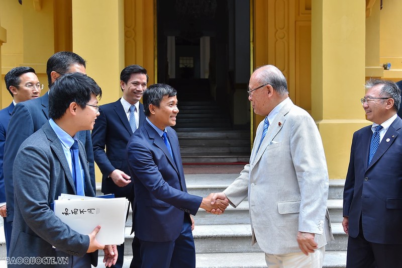 Lors de la rencontre entre le vice-ministre vietnamien des Affaires étrangères, Nguyên Minh Vu, et Takebe Tsutomu, conseiller spécial de l’Alliance des députés d’amitié Japon-Vietnam. Photo: baoquocte