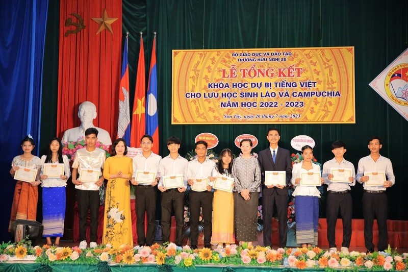 Lors de la cérémonie de clôture du cours préparatoire de langue vietnamienne pour les étudiants laotiens et cambodgiens. Photo: thoidai