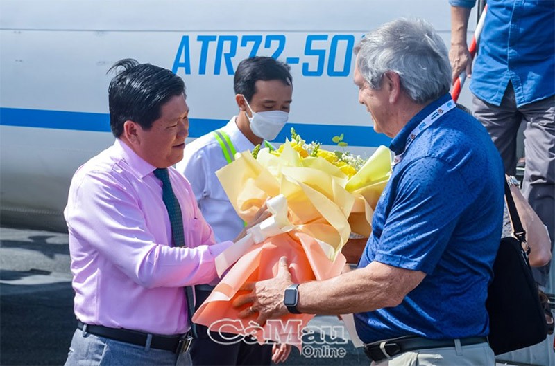 Le vice-président du Comité populaire provincial de Ca Mau, Le Van Su (à gauche), reçoit le président du TCRS. Photo: Ca Mau online