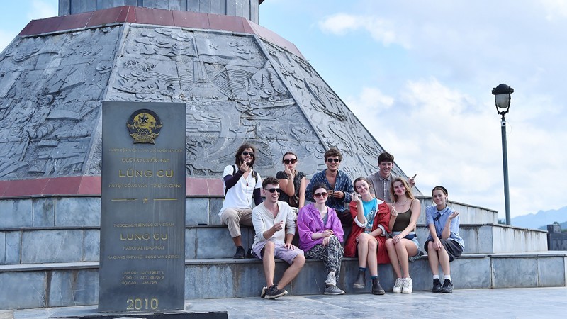 Les visiteurs étrangers à Lung Cu, province de Hà Giang. Photo: NDEL