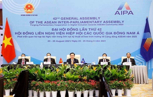 Le président de l'AN Vuong Dinh Hue (au milieu) et la délégation vietnamienne assistent à l'AIPA-42 depuis Hanoï. Photo: VNA