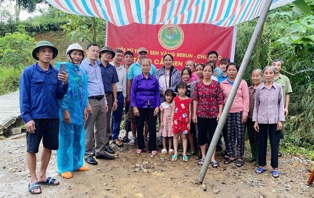 Lors de la cérémonie de mise en chantier d’un pont rural en faveur des habitants de la commune de Cat Thinh, dans le district de Van Chan. Photo: baoquocte 
