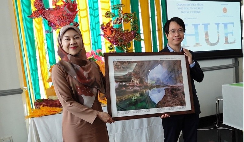 L’ambassadeur du Vietnam au Brunei, Tran Anh Vu (à droite), remet un cadeau à Liyana Putri Abd Ghani, directrice adjointe du Centre de langues de l’UBD. Photo: baoquocte