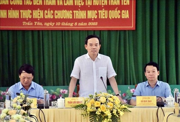 Le Vice-Premier ministre Trân Luu Quang (debout) lors de la visioconférence. Photo : VNA.