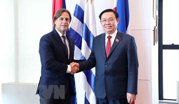 La Présidente de l'Assemblée nationale du vietnam, Vuong Dinh Huê (à droite) rencontre le Président Luis Lacalle Pou lors de sa visite officielle en République orientale de l'Uruguay, en avril 2023. Photo : VNA.
