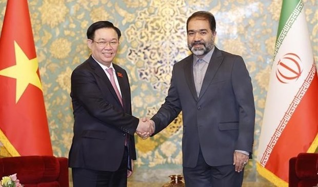 Le Président de l'Assemblée nationale (AN) du Vietnam, Vuong Dinh Huê, (à gauche) et le gouverneur général de la province d'Ispahan Reza Mortazavi. Photo : VNA.