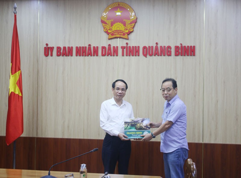 Le vice-président du Comité populaire de Quang Binh, Phan Manh Hung (à gauche), offre un cadeau de souvenir à Lee Chang Bok, directeur général de HTCTECH. Photo : baodautu