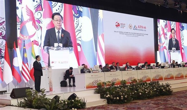 Le Président de l’Assemblée nationale Vuong Dinh Huê prononce un discours important lors de la première session de la 44e Assemblée générale de l’Assemblée interparlementaire de l’ASEAN (AIPA-44). Photo : VNA.