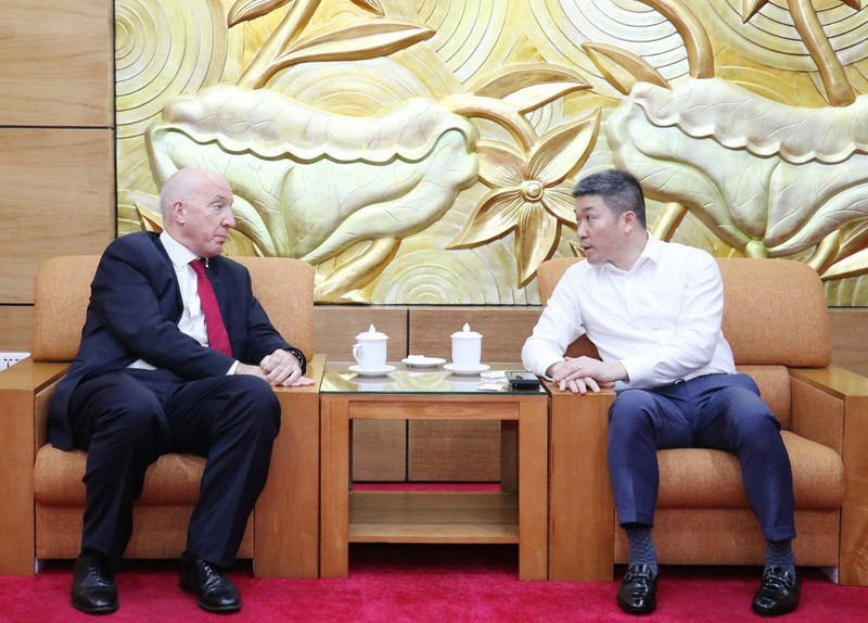 Phan Anh Son (à droite), vice-président et secrétaire général de l’Union des organisations d’amitié du Vietnam et Mark Kent, ancien ambassadeur britannique au Vietnam, et président de l’Association de Scotch Whisky et du VUKN. Photo: vufo.org.vn