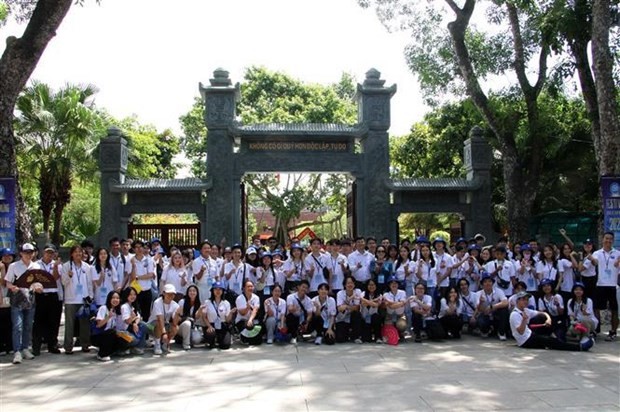 Les jeunes Viêt kiêu visitent la province de Nghê An (au Centre du Vietnam). Photo : VNA.