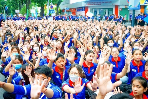  Des jeunes participant à la cérémonie de lancement de la campagne de bénévolat en 2023, en juin à Hô Chi Minh-Ville. Photo : VNA/CVN