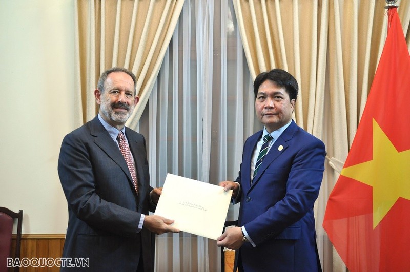 L’ambassadeur italien au Vietnam, Marco della Seta, présente ses copies des lettres de créance au directeur du Département du protocole d’État, l’ambassadeur Nguyen Viet Dung (à droite). Photo: baoquocte