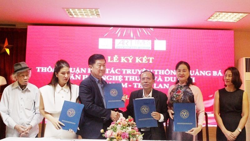 Lors de la cérémonie de signature de l'accord de coopération en communication pour promouvoir la littérature et l’art à Hanoï. Photo: thoidai