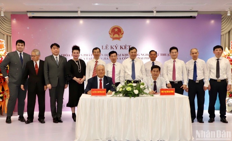 Lors de la cérémonie de signature d’un accord de développement de projet entre la société par actions de construction d’infrastructures de Dai Phong et le groupe de JiaWei de Taiwan (Chine). Photo: NDEL