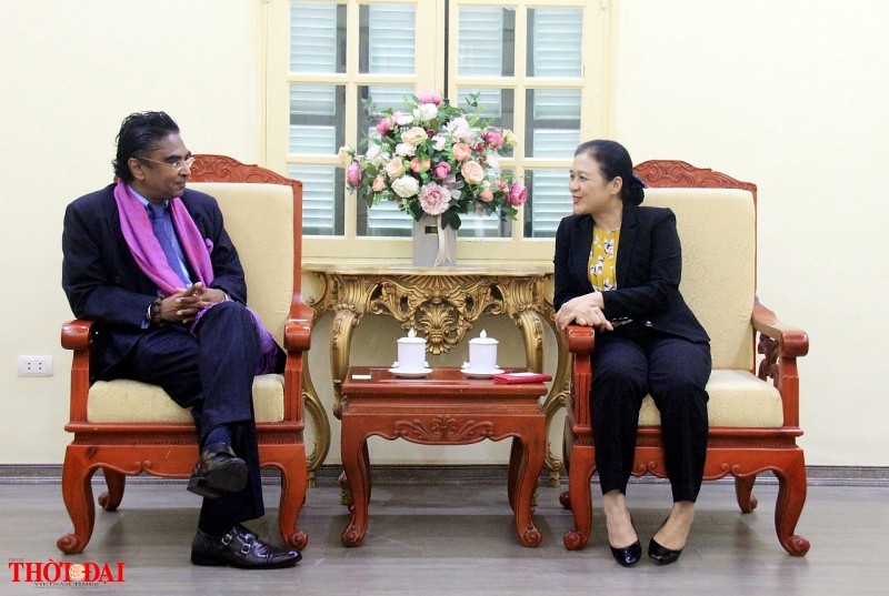 La présidente de l’Union des organisations d’amitié du Vietnam, l’ambassadeur Nguyen Phuong Nga (à droite), et l’ambassadeur sri-lankais au Vietnam, A. Saj U.Mendis. Photo: vufo.org.vn