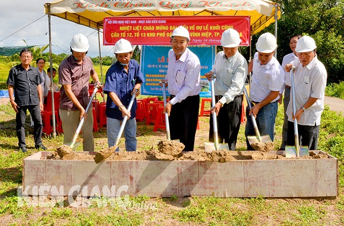 Lors de la cérémonie de mise en chantier d’un pont au service des gens à Kiên Giang. Photo: bao Kien Giang