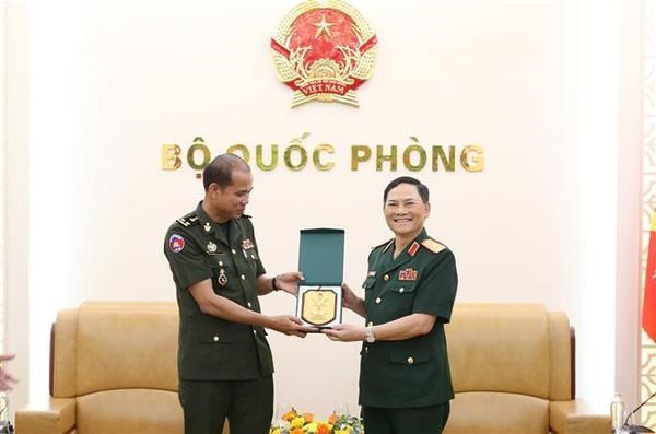 Le général de brigade Pham Truong Son (à droite), chef d'état-major général adjoint de l'Armée populaire du Vietnam, a reçoit le général de division Nim Balen, directeur du Département des Opérations militaires du commandement de l'Armée royale cambodgienne. Photo : VNA.