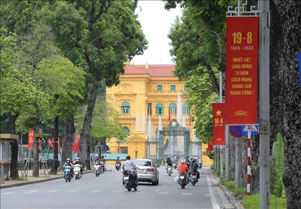 La rue Hoàng Van Thu à Hanoï est bien décorée pour fêter les 78 ans de Révolution d'Août. Photo : VNA.