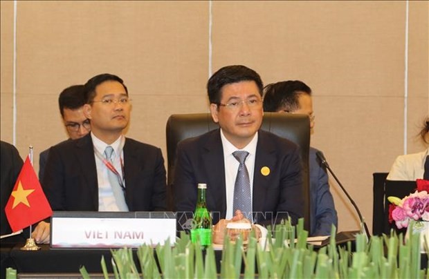 Le ministre de l’Industrie et du Commerce Nguyên Hông Diên à la 15e réunion des ministres de l'Économie du Cambodge, du Laos, du Myanmar et du Vietnam (CLMV) à Semarang, en Indonésie. Photo. VNA