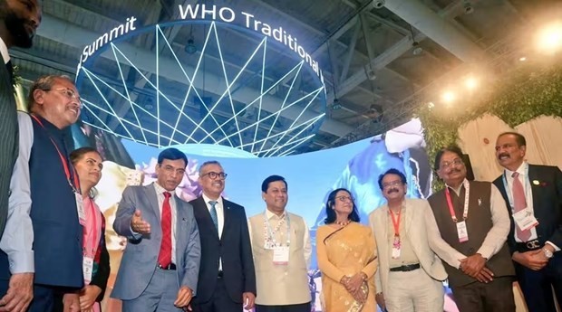 Le directeur de l’OMS, Tedros Adhanom Ghebreyesus, pose avec des délégués lors du sommet mondial sur les médecines traditionnelles, dans l’État du Gujarat, en Inde. Photo : The Indian Express.