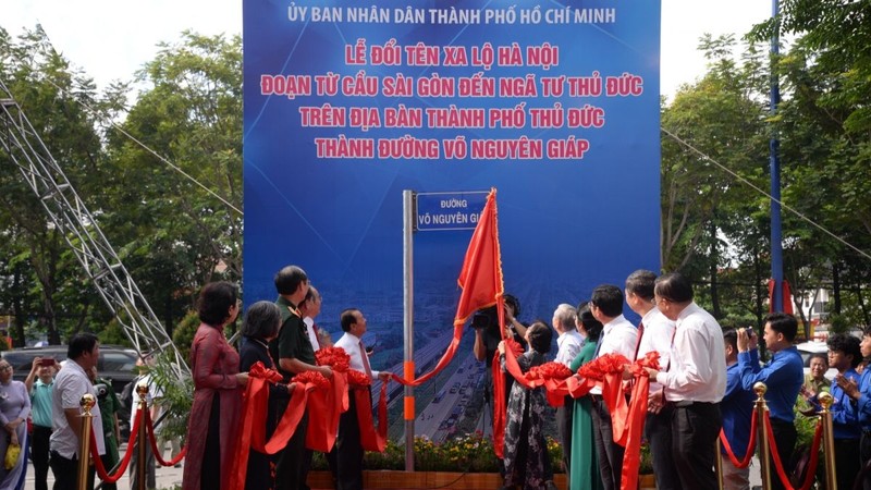 Lors de la cérémonie pour renommer l'autoroute Hanoï (tronçon du pont de Saigon à l'intersection de Thu Duc) en route Vo Nguyen Giap. Photo: VOV