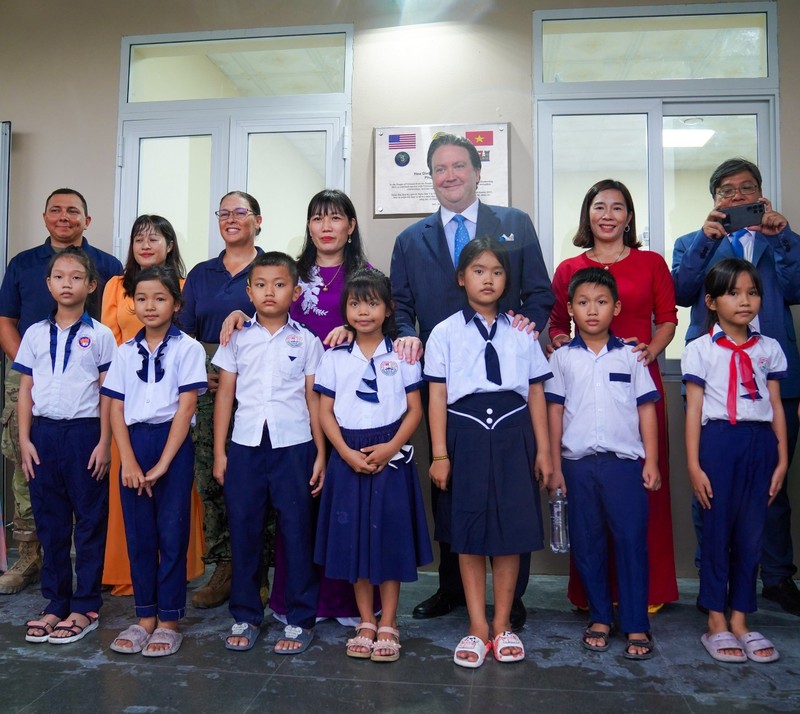 Lors de la cérémonie d’inuaguration de trois salles de classe de l’école primaire de Hoa Dinh Tay dans le district de Phu Hoa. Photo: thoidai