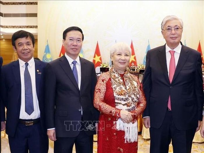 Le président Vo Van Thuong (2e à gauche), le président du Kazakhstan, Kassym-Jomart Tokaïev (à droite) et les camarades étudiants du président du Kazakhstan, Lê Hông Hanh et Nguyên My Loan. Photo: VNA