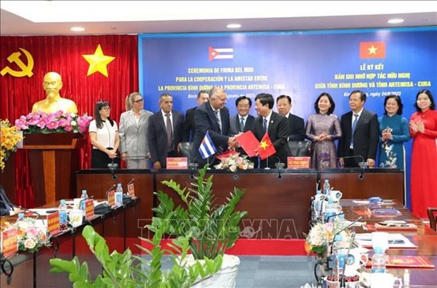 Le Comité populaire provincial de Binh Duong et l’administration de la province d'Artemisa signent un protocole d'accord sur l'établissement de relations de coopération et de jumelage. Photo: VNA