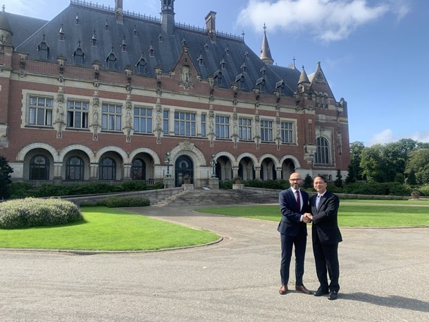 L'ambassadeur du Vietnam aux Pays-Bas, Pham Viêt Anh (à droite), et le secrétaire général de la Cour permanente d'arbitrage (CPA) de La Haye, Marcin Czepelak. Photo : VNA.