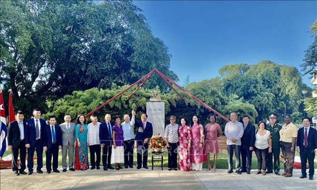 La délégation rend un hommage floral au Président Hô Chi Minh dans le parc qui porte son nom à La Havane. Photo : VNA.