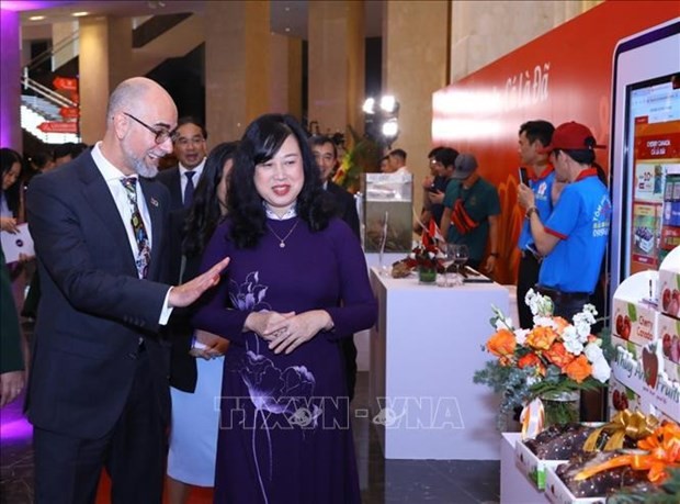 La ministre vietnamienne de la Santé, Dào Hông Lan, et l’ambassadeur du Canada au Vietnam, Shawn Steil, visitent des stands d’exposition dans le cadre de la cérémonie. Photo : VNA.