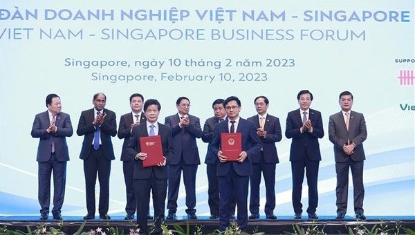 Le Premier ministre vietnamien, Pham Minh Chinh, à la cérémonie d'échange d'un accord de coopération entre des agences et entreprises du Vietnam et de Singapour. Photo : VNA.