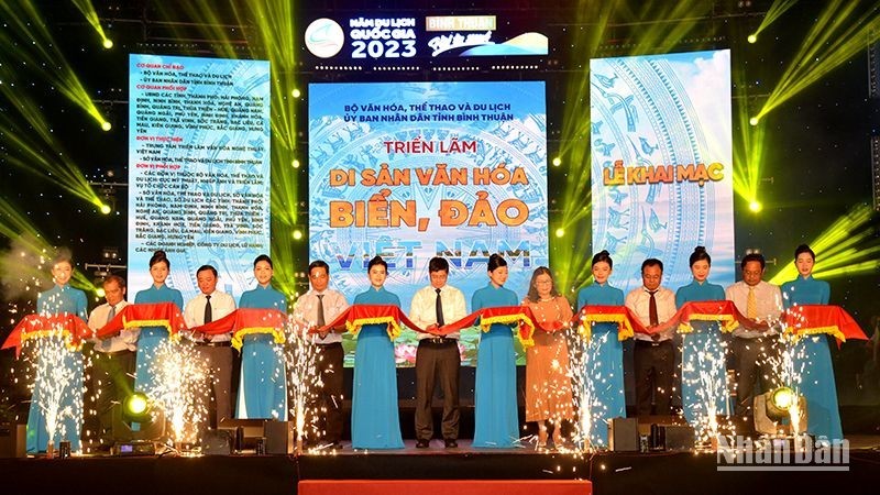La cérémonie d’ouverture de l’exposition « Patrimoine culturel maritime et insulaire vietnamien ». Photo: NDEL