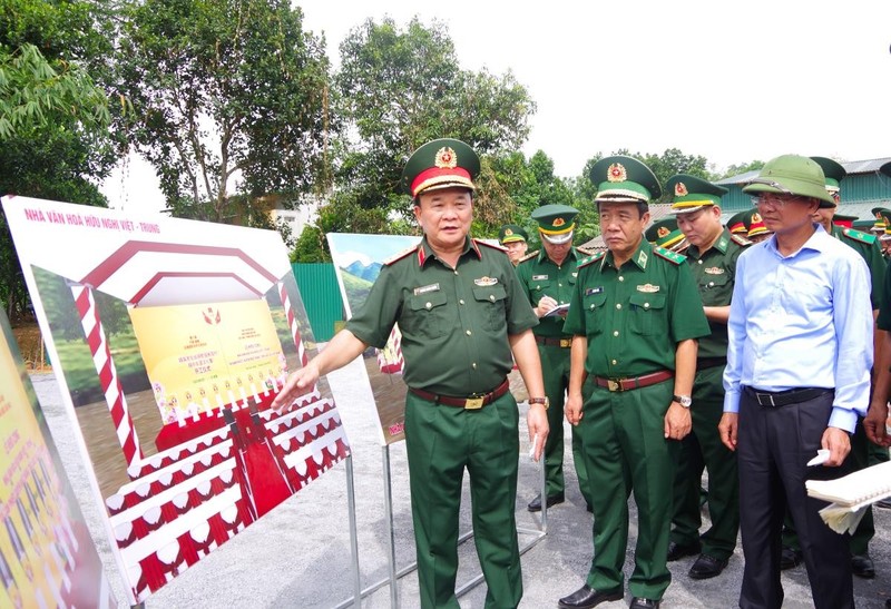 Le général de corps d'armée Hoang Xuân Chiên, vice-ministre de la Défense, et sa délégation. Photo: thoidai