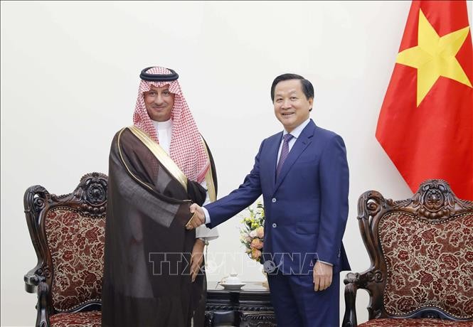 Le vice-premier ministre vietnamien, Lê Minh Khai (à droite), et le ministre saoudien du Tourisme, Ahmed bin Aqeel-Khateeb. Photo: VNA
