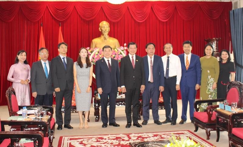 Le secrétaire du Comité du Parti de la province de Dong Nai, Nguyen Hong Linh, reçoit le consul général de la République de Corée à Hô Chi Minh-Ville, Shin Choong Il et sa délégation. Photo: dongnai.gov