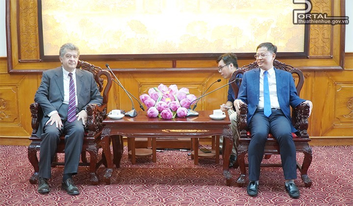 Le vice-président du Comité populaire de la province de Thua Thiên Huê (à droite), Nguyên Thanh Binh, et l’ambassadeur arménien au Vietnam, Vahram Kazhoyan. Photo: thoidai