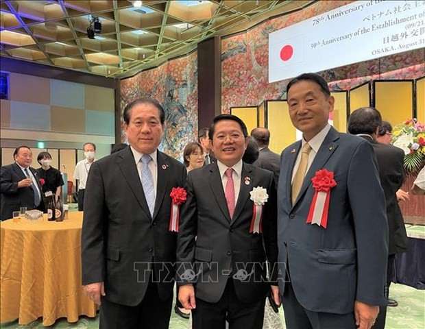 Le consul général du Vietnam à Osaka, Ngô Trinh Hà (au centre) et des invités. Photo : VNA.