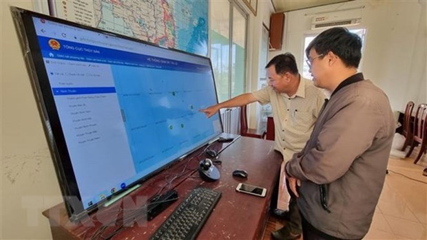 Les activités des navires de pêche en mer équipés de dispositifs de surveillance sont surveillées par le sous-département des produits aquatiques de la province de Ninh Thuân. Photo : VNA.