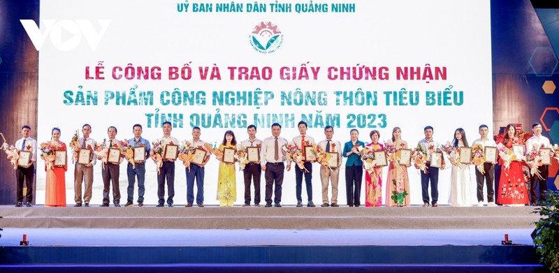 Lors de la cérémonie de remise des certificats de produits industriels ruraux typiques de la province de Quang Ninh 2023. Photo : VOV
